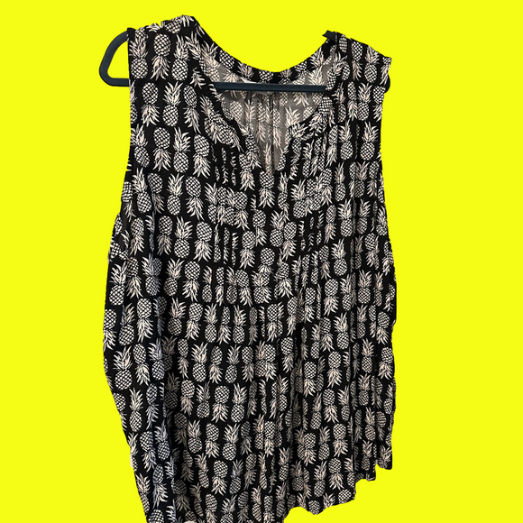 croft & barrow Tops - Split neck pleated sleeveless top in pineapple print, 3X, great condition!